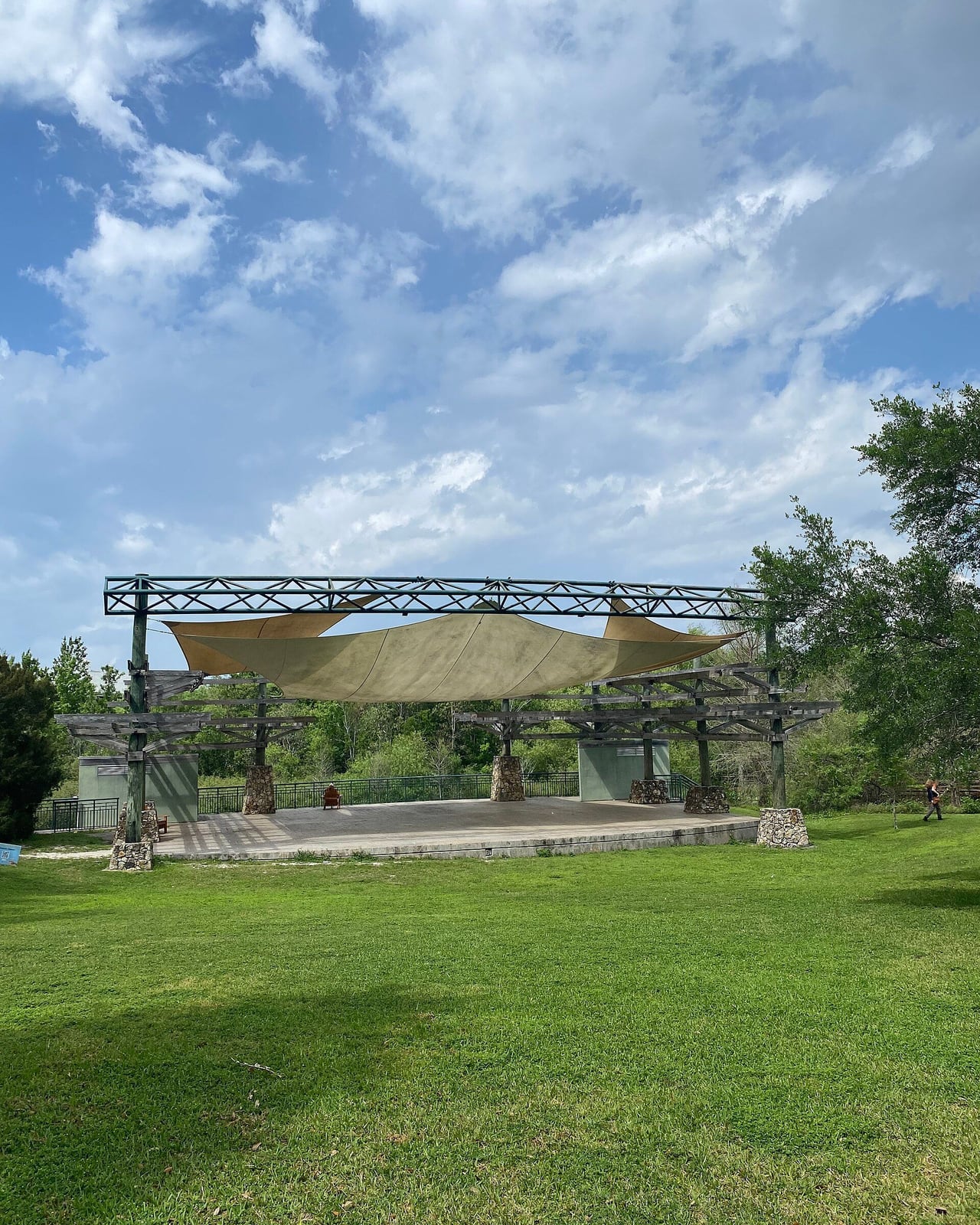 Gramado e palco ao ar livre no Mead Botanical Garden